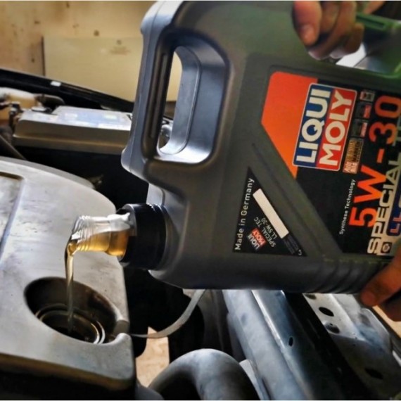 Liqui Moly Top Tec 4200 helles i motor